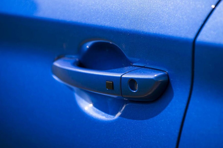 Tay nắm cửa cùng màu thân xe