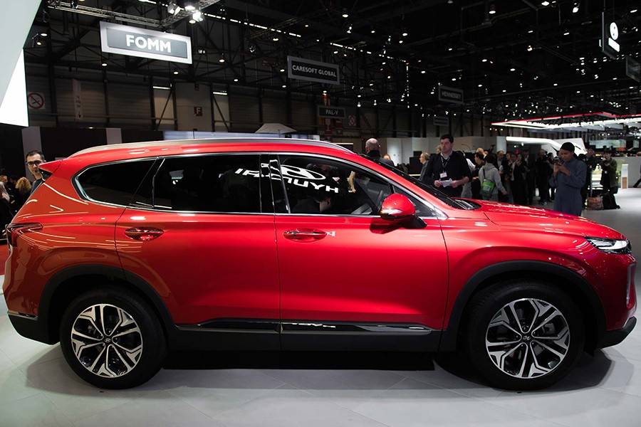 Thân xe mạnh mẽ, sang trọng